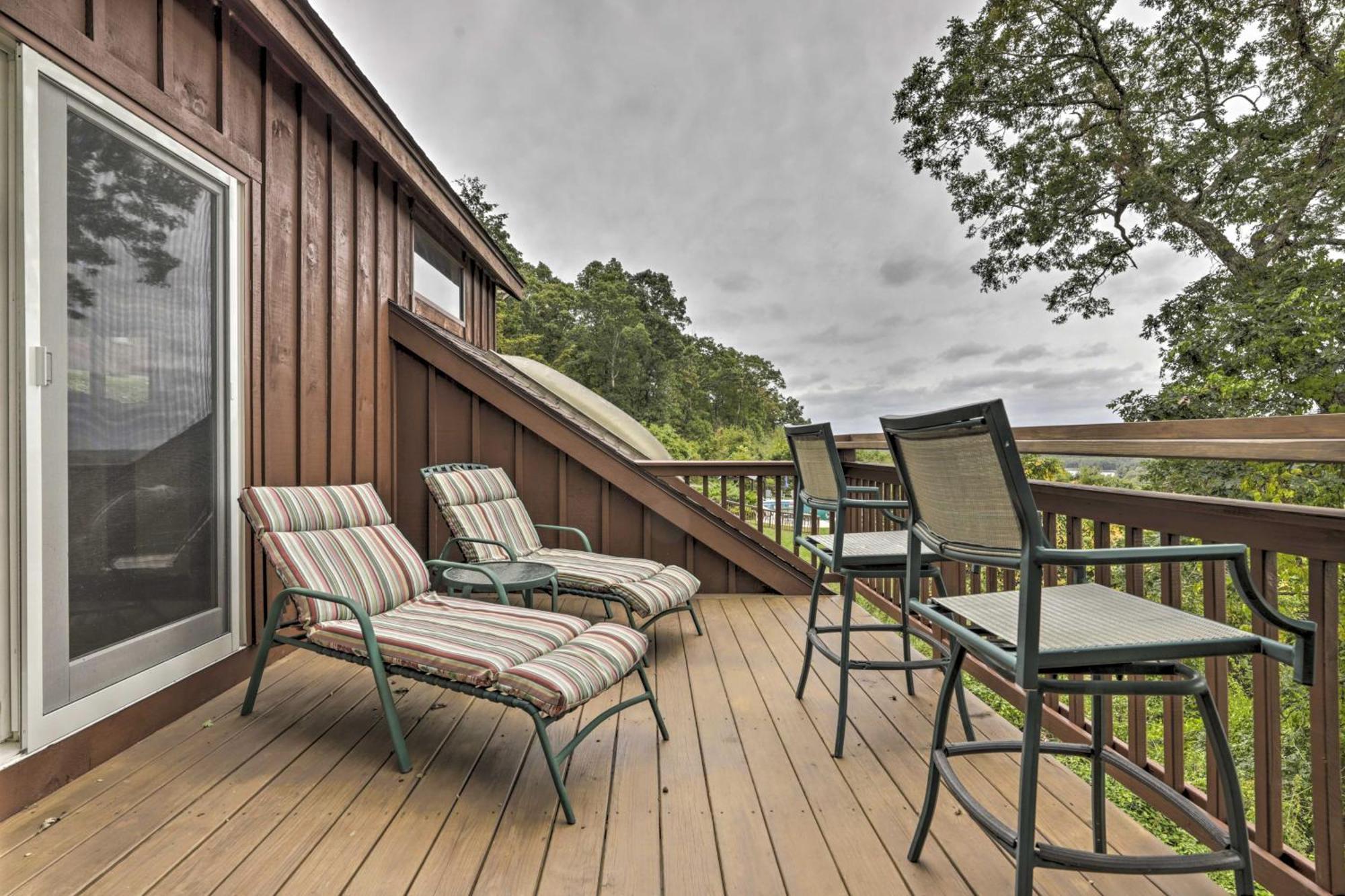 Private Guest House With Deck And Spectacular Views! アンキャスヴィル（コネチカット州） エクステリア 写真