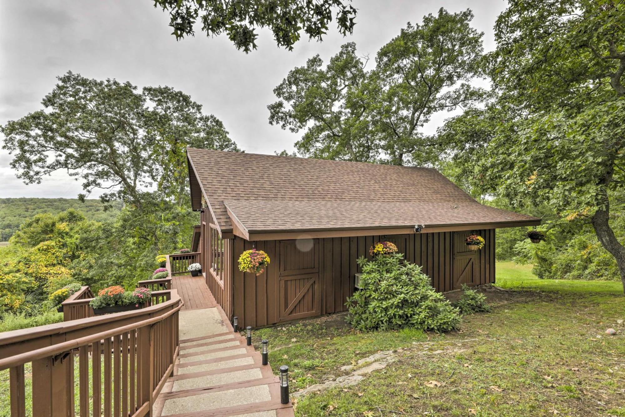 Private Guest House With Deck And Spectacular Views! アンキャスヴィル（コネチカット州） エクステリア 写真